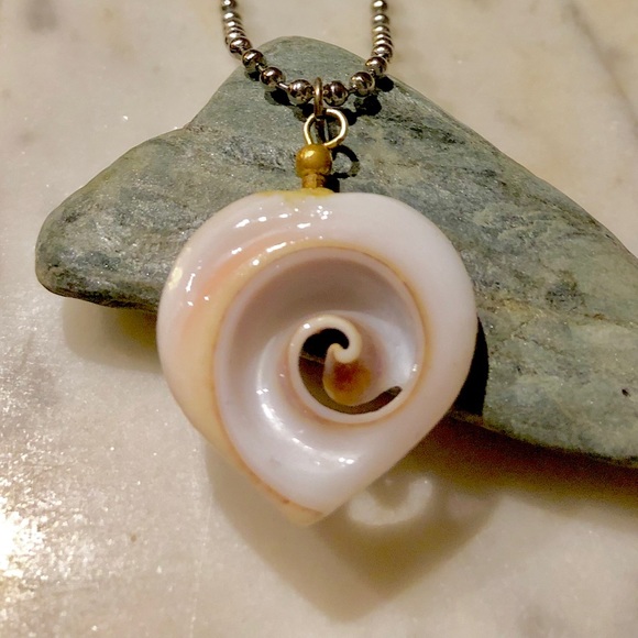 Rare & Unique Heart Shaped Shell Necklace. - Picture 1 of 6